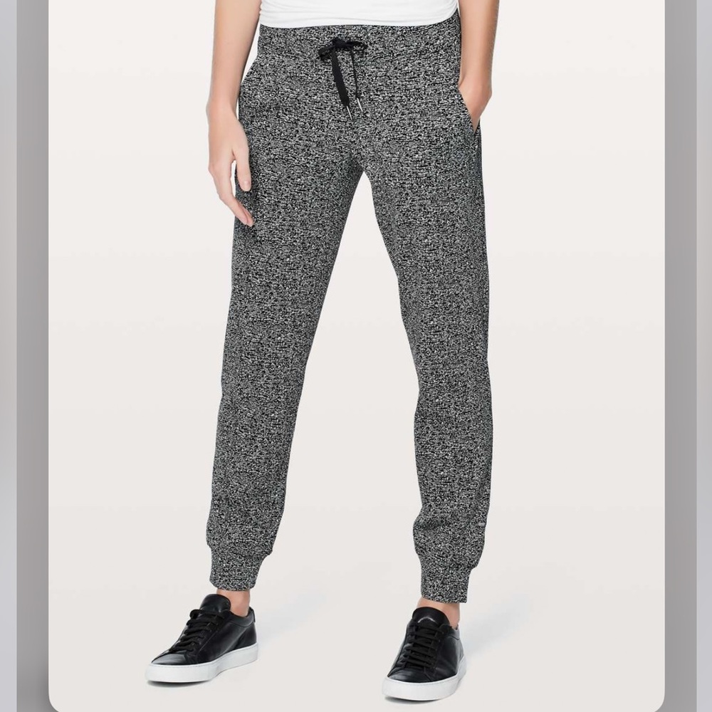 Lululemon on the fly mid-rise black and white speckled drawstring pant